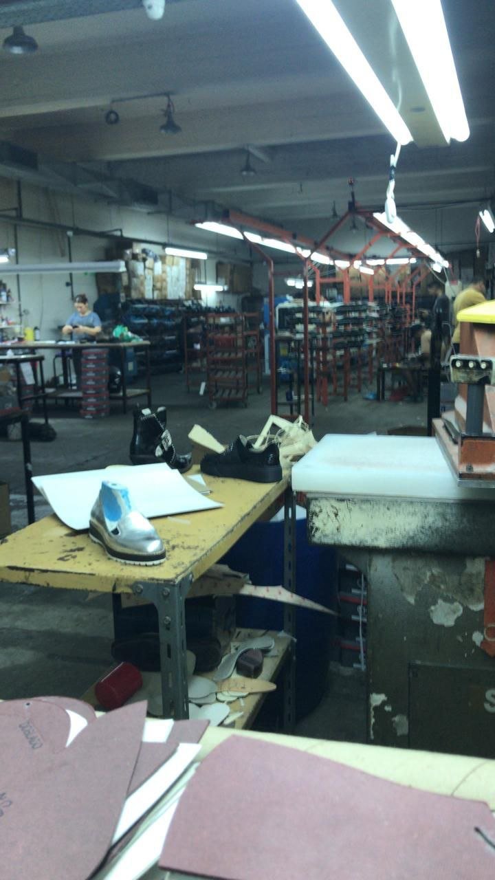 Mesa de trabajo y calzado en el taller Chiarini