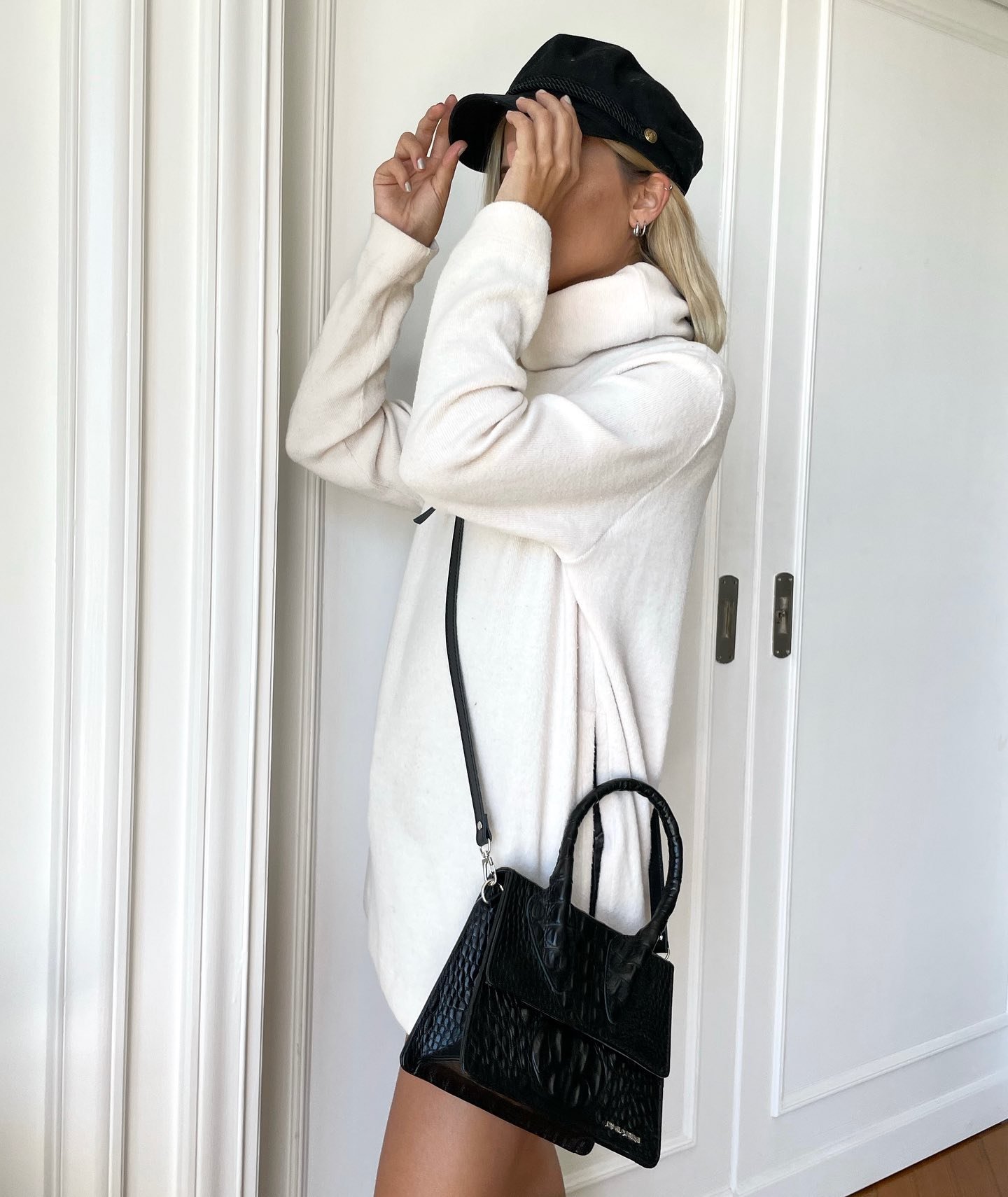 Modelo Chiarini con cartera en una fotografía editorial de la marca